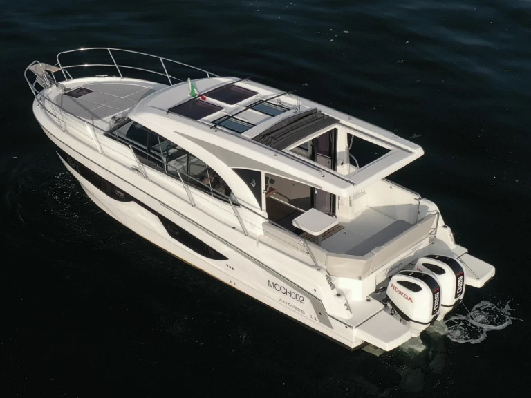 Bénéteau Antares 11 jednotlivci a charterové společnosti v Neapol