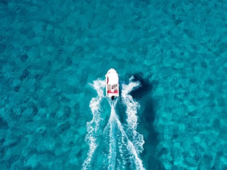 Compass 135 jednotlivci a charterové společnosti v Cala'n Porter