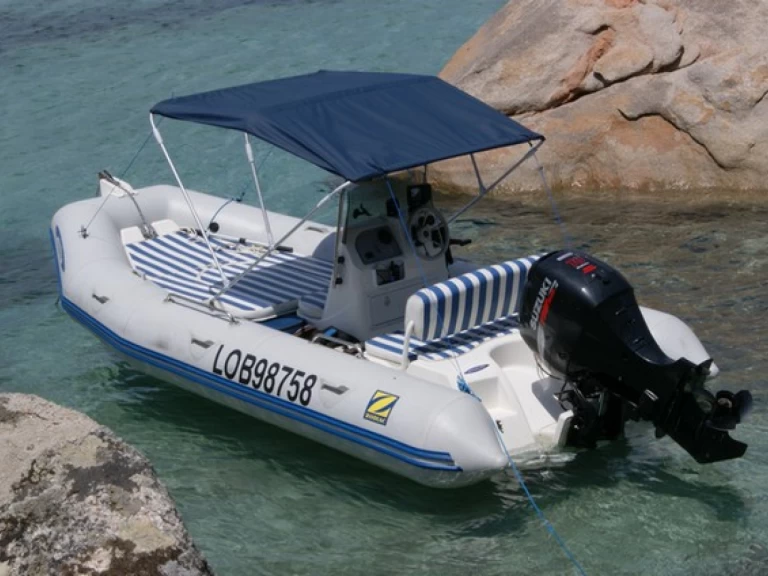 Polotuhá loď k pronájmu v La Seyne-sur-Mer za nejlepší cenu