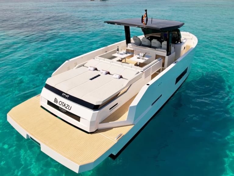 Cranchi Antonio d42 jednotlivci a charterové společnosti v Ibiza Town