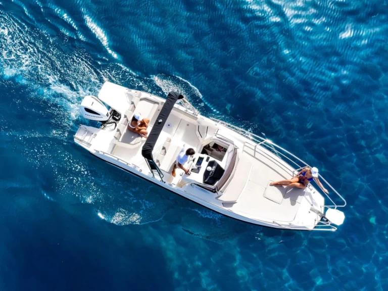 Pronájem Motorová loď Trimarchi s licencí