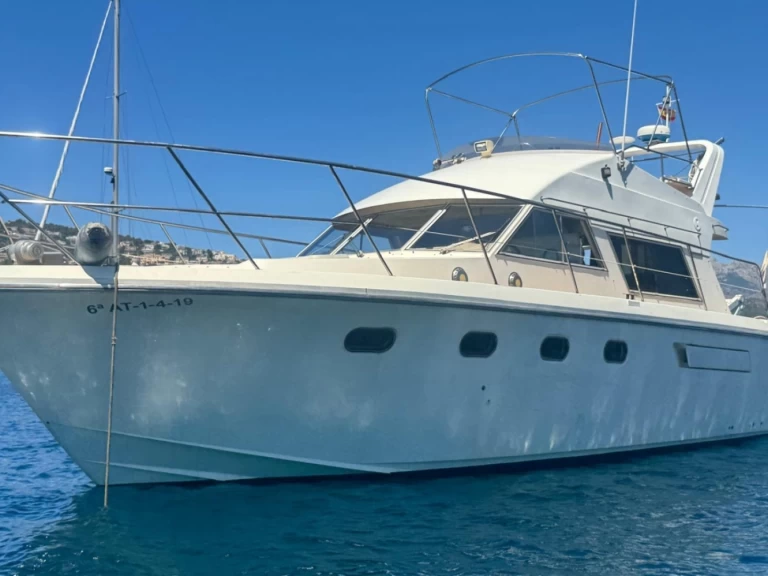 Motorová loď k pronájmu v Barcelona za nejlepší cenu