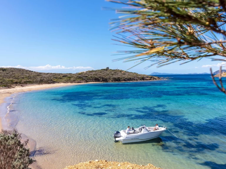 Pronájem Motorová loď Jeanneau s licencí