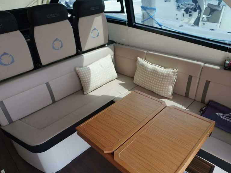 Pronajmout Motorová loď se skipperem či ne Jeanneau v Golfe-Juan