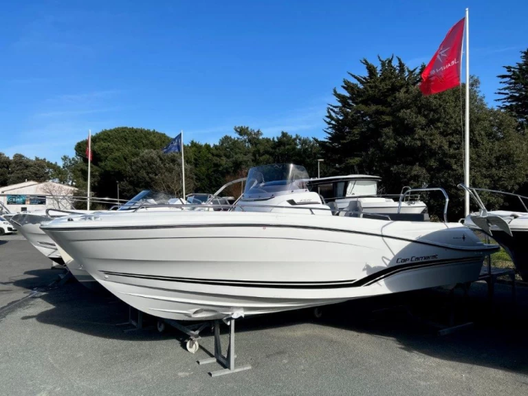 Pronajmout Motorová loď se skipperem či ne Jeanneau v La Flotte