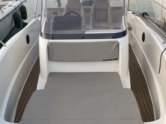 Pronájem Motorová loď Quicksilver s licencí