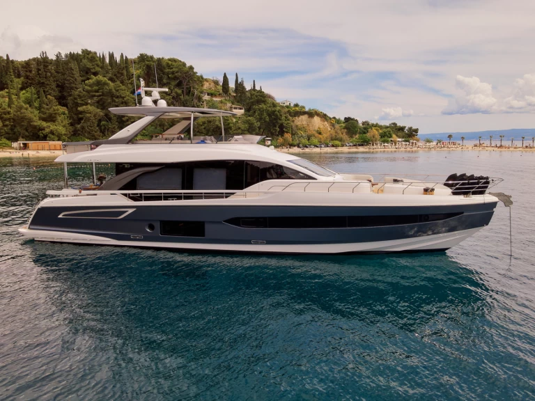 Pronajmout si Azimut Azimut 78 Fly - 4 + 1 cab. v Podstrana