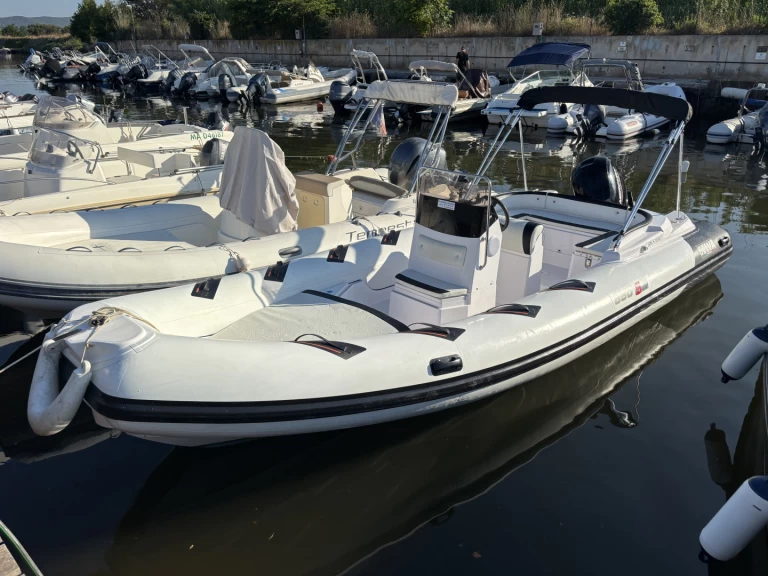 Pronájem lodi Hyeres lákavé ceny Selva 650 Family