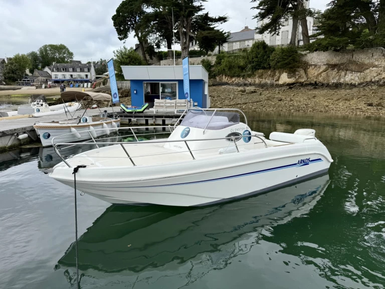 Pronajmout Motorová loď se skipperem či ne Arkos v Port de Sainte-Marine