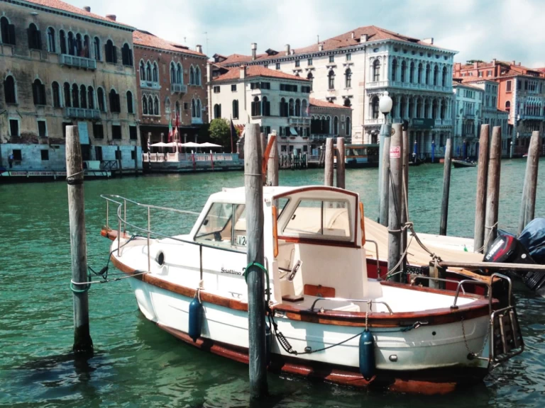 Sciallino Sciallino 20 jednotlivci a charterové společnosti v Venice