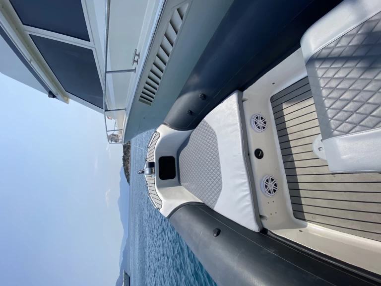 Pronajmout Polotuhá loď se skipperem či ne mostro v Glyfada