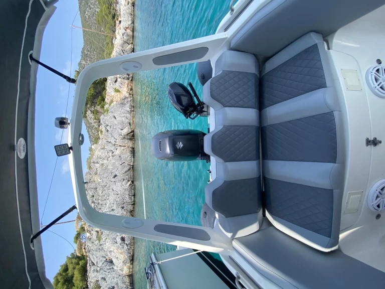 Pronájem Polotuhá loď mostro s licencí