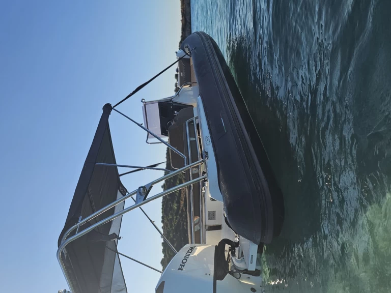 Polotuhá loď k pronájmu v Saint-Florent za nejlepší cenu