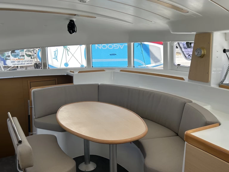 Pronajmout si Lagoon Lagoon 380 S2 v Omiš