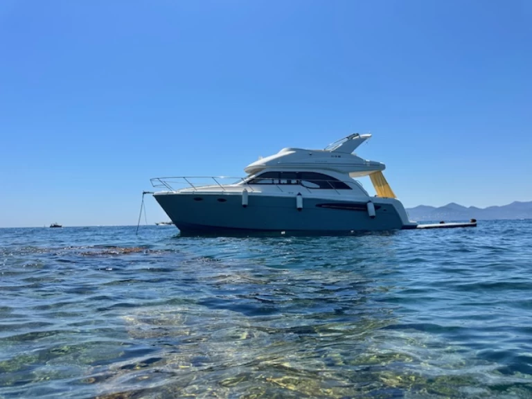 Pronajmout si Meridian 341 Sedan v Mandelieu-la-Napoule