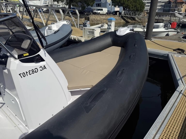 Pronájem Polotuhá loď Ranieri s licencí