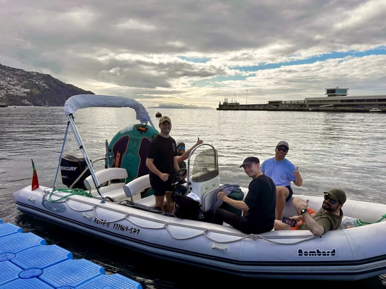 Polotuhá loď k pronájmu v Porto do Funchal za nejlepší cenu