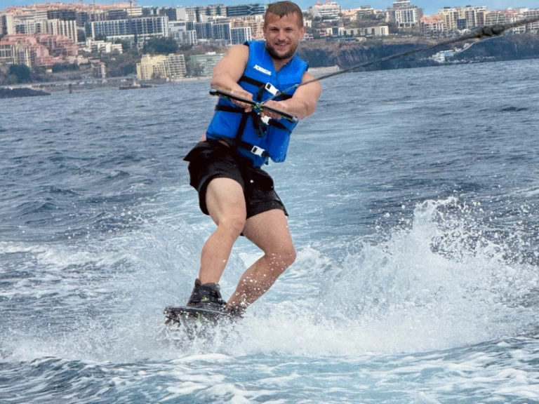 Pronajmout si Bombard Explorer 640 SB v Porto do Funchal