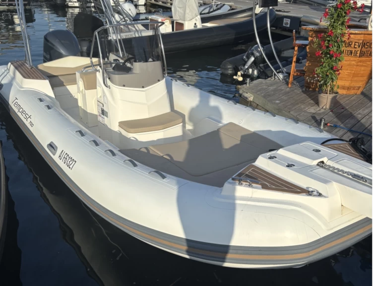 Pronájem Polotuhá loď Capelli s licencí