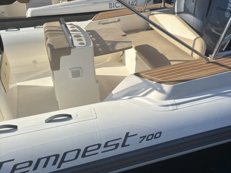 Pronájem lodi Porto-Vecchio lákavé ceny Capelli 700