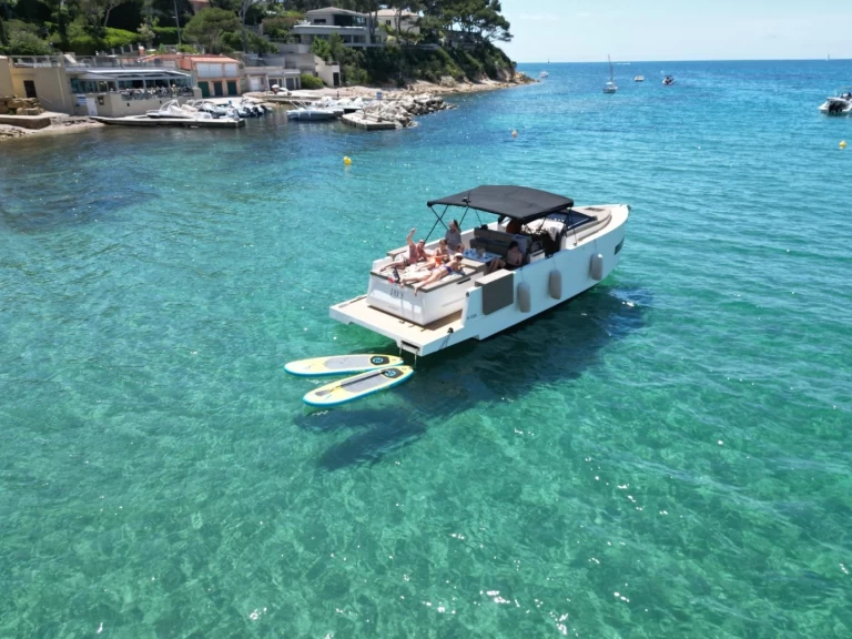 Pronájem Motorová loď De Antonio Yacht s licencí