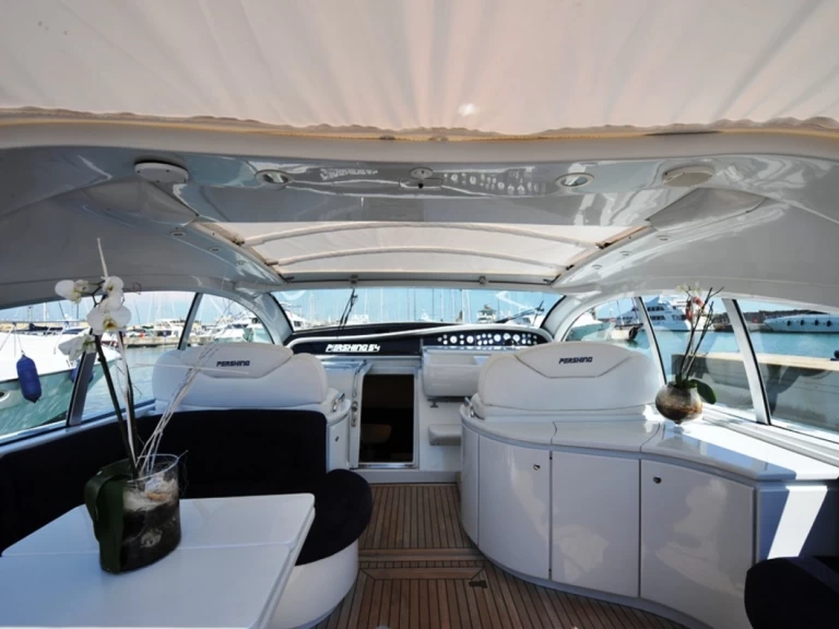 Pronajmout Motorová loď se skipperem či ne Pershing v Poltu Quatu