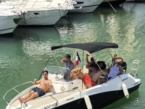 Pronajmout si Quicksilver Activ 605 Sundeck v Fréjus