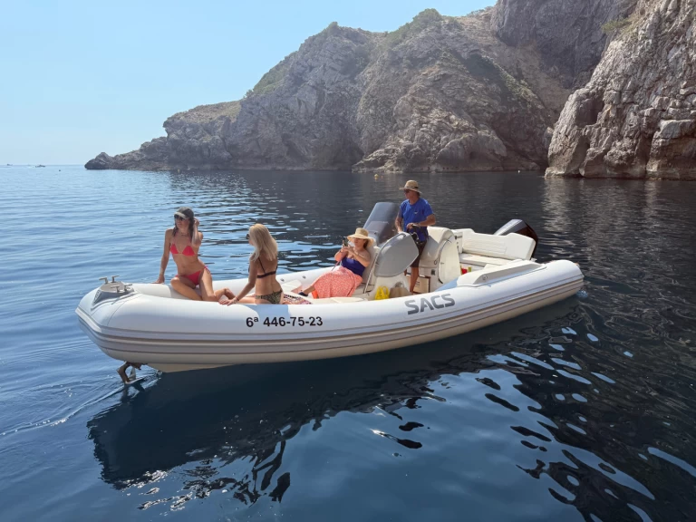 Polotuhá loď k pronájmu v l'Estartit za nejlepší cenu