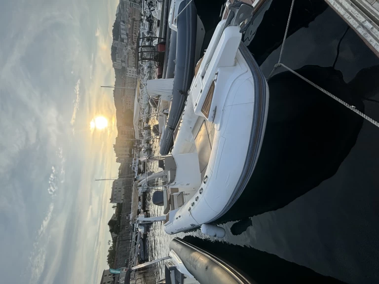 Polotuhá loď k pronájmu v Ajaccio za nejlepší cenu