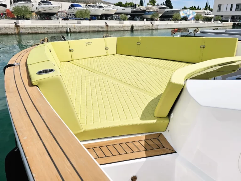 Pronájem lodi Vanguard Tesoro T40 v Donji Seget na Samboatu