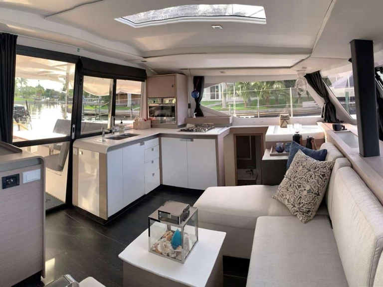 Pronájem Jachta Fountaine Pajot s licencí