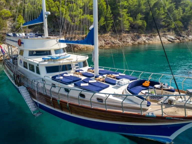 Pronajmout si Custom Made Saint Luca v Omiš