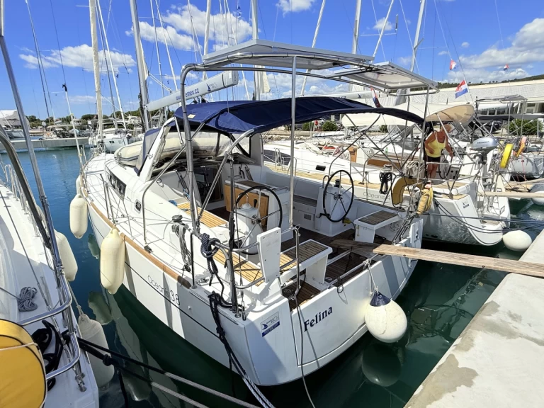Pronajmout si Bénéteau Oceanis 38 v Sukošan