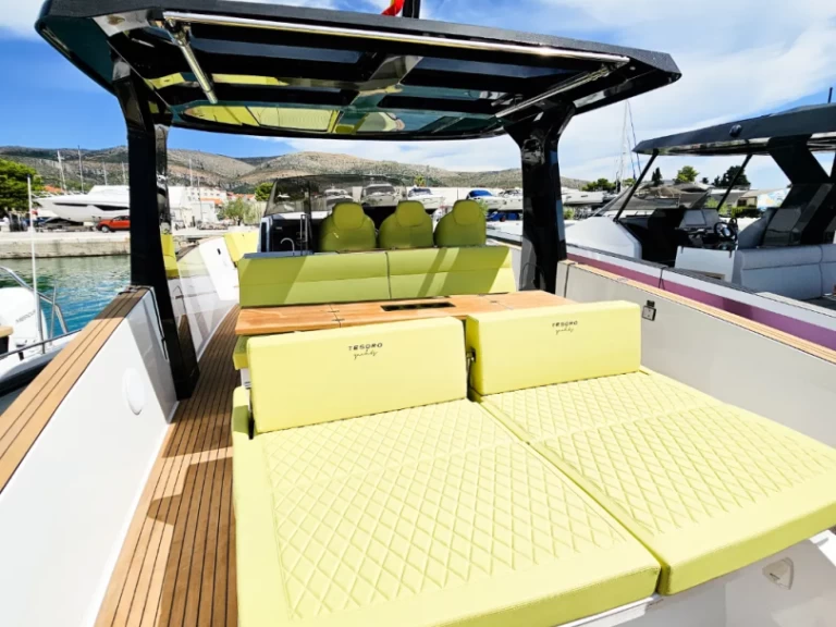 Motorová loď k pronájmu v Donji Seget za nejlepší cenu