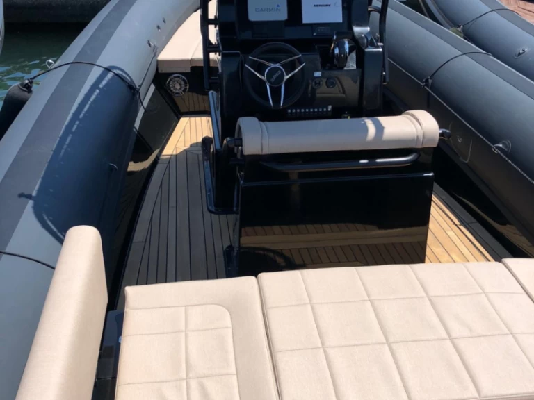 Sea Water 280 Smeralda  jednotlivci a charterové společnosti v Cogolin