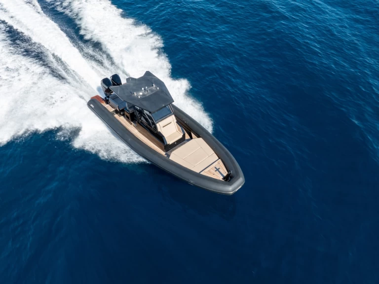 Sea Water SEA WATER 320 jednotlivci a charterové společnosti v Cogolin