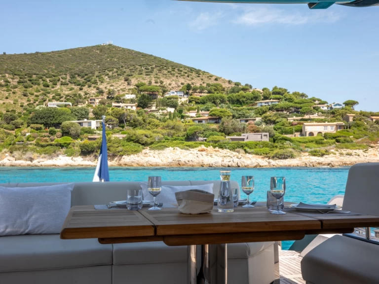 Sunseeker PREDATOR 65 jednotlivci a charterové společnosti v Saint-Tropez