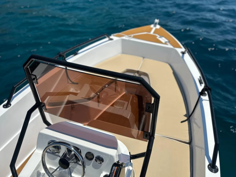 Pronajmout si BravaBoats BF 470 v Roses