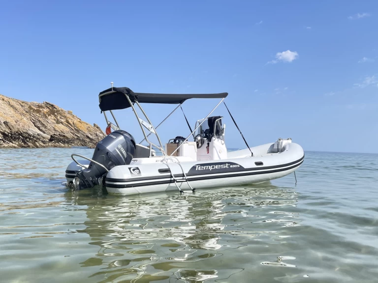 Polotuhá loď k pronájmu v Le Palais za nejlepší cenu