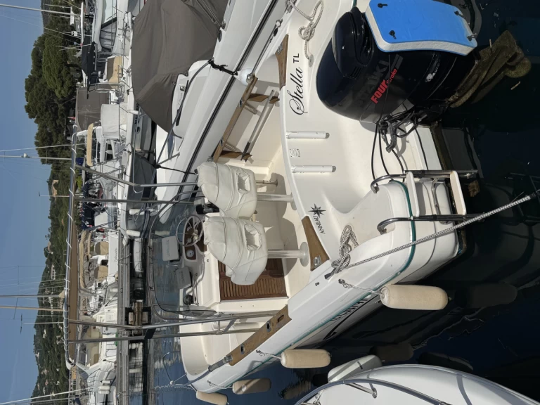 Pronájem Motorová loď Jeanneau s licencí