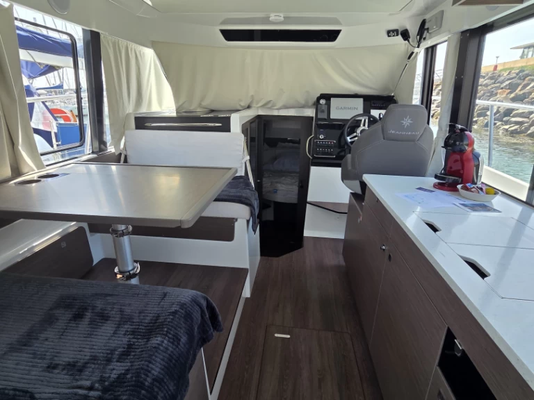 Pronajmout Motorová loď se skipperem či ne Jeanneau v Talmont-Saint-Hilaire