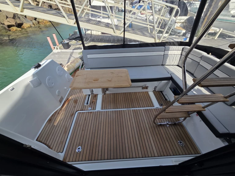 Pronájem Motorová loď Jeanneau s licencí