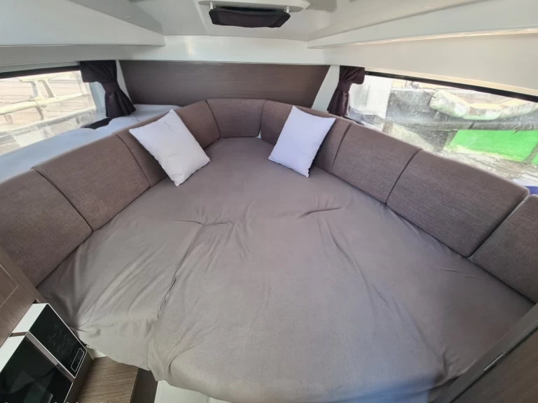 Pronajmout Motorová loď se skipperem či ne Bénéteau v Les Sables-d'Olonne