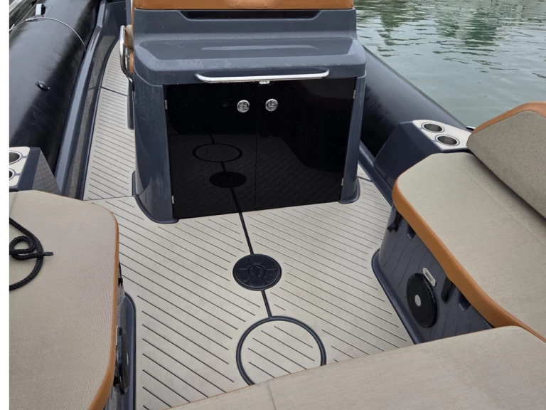 Polotuhá loď k pronájmu v Les Sables-d'Olonne za nejlepší cenu