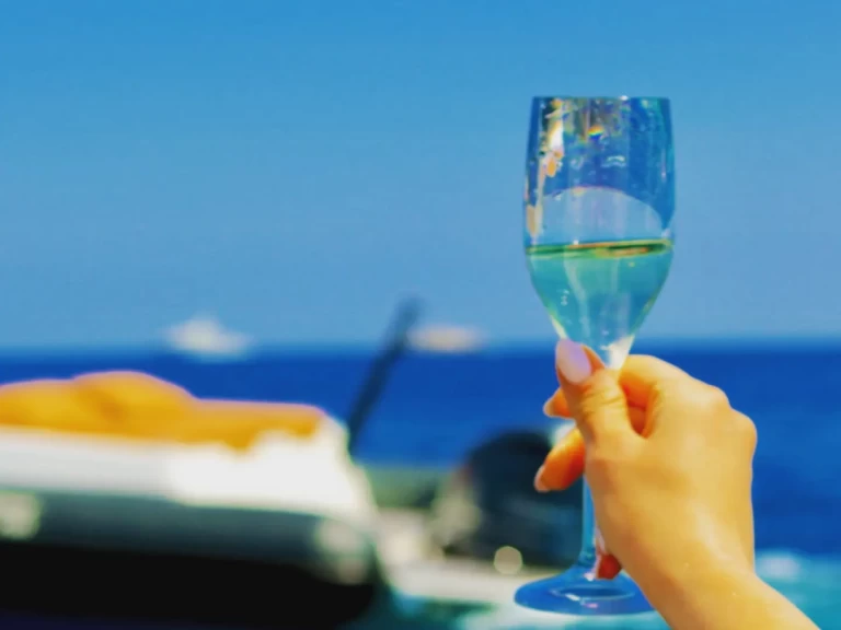 Polotuhá loď k pronájmu v Ornós za nejlepší cenu