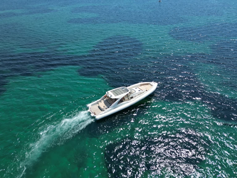 ISOLA 63 jednotlivci a charterové společnosti v Porto-Vecchio