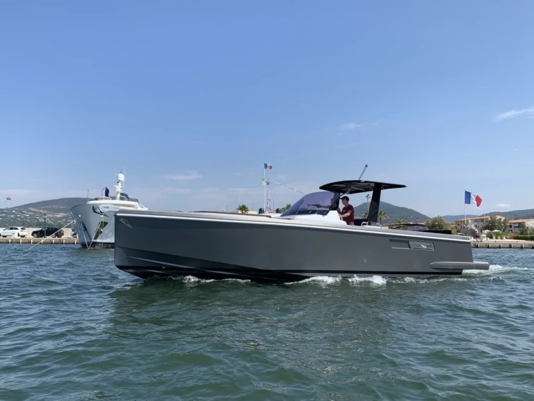 Fjord Fjord 36 Open jednotlivci a charterové společnosti v Port Grimaud