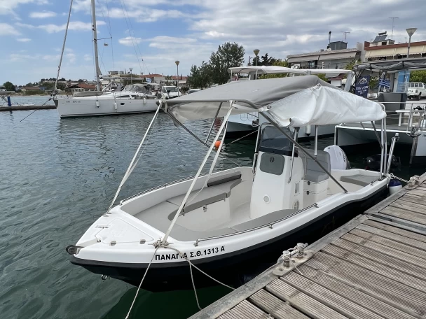 Motorová loď k pronájmu v Néa Moudhaniá za nejlepší cenu