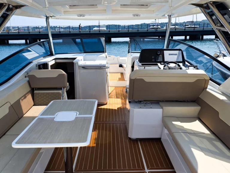 Pronajmout Motorová loď se skipperem či ne Aquila v Pula