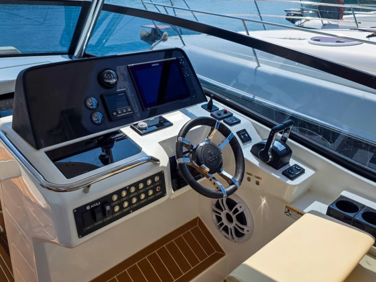 Pronájem Motorová loď Aquila s licencí